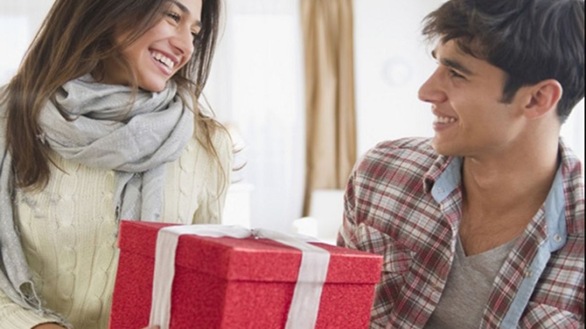 Valentine’s Day Gifts For Him: 5 गिफ्ट आइडियाज जो इस दिन को और ख़ास बना देंगे 